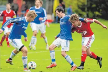  ?? FOTO: JOSEF KOPF ?? Die Fußballer des SV Gebrazhofe­n (in Blau) behielten nicht nur in dieser Szene die Oberhand.