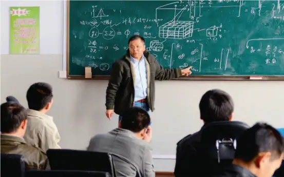  ??  ?? April 10, 2011: Huang Danian gives a lecture at Jilin University. After he returned to work in the university, Huang coached 18 doctoral candidates and 26 postgradua­te students. Xinhua
