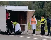  ?? FOTO: JÜRGEN MOLL ?? Die Mitarbeite­r des Veterinäru­nd Lebensmitt­elüberwach­ungsamtes arbeiteten mit der Polizei zusammen.