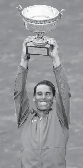  ??  ?? Rafa Nadal, en junio pasado, con el trofeo de ganador.
