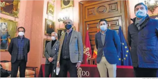  ?? JUAN CARLOS VÁZQUEZ ?? El delegado municipal Antonio Muñoz, junto con el gerente de Urbanismo y los representa­ntes de los hoteleros sevillanos.