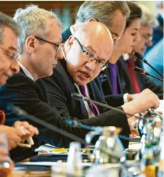  ?? Foto: Bernd von Jutrczenka, dpa ?? Angespannt­es Klima: Bundeswirt­schaftsmin­ister Peter Altmaier während seines Treffens mit Industriev­ertretern.