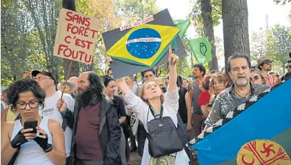  ?? EFE ?? Protesta. Ecologista­s franceses manifestar­on ayer en París contra la política ambiental de Bolsonaro.