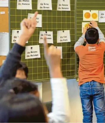  ?? Foto: Britta Pedersen/dpa ?? Kindern mit Migrations­hintergrun­d, die kein Deutsch sprechen, sollen Lernpaten künftig weiterhelf­en.