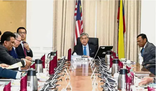  ??  ?? Traffic matters: Ahmad Zahid Hamidi chairing the meeting to look into congestion at Johor Causeway and Second link at his office in Putrajaya. Also present is Transport Minister Datuk Seri Liow Tiong Lai (third from left).