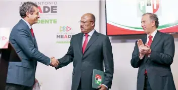  ??  ?? Enrique Ochoa Reza dejó el cargo de presidente del PRI en manos del ex gobernador de Guerrero René Juárez Cisneros. En el evento que se llevó a cabo en la sede nacional del tricolor estuvo presente José Antonio Meade.