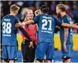  ?? Foto: dpa ?? Im Zweifel die Schiedsric­hterin fragen: Nicht alle Spieler der TSG Hoffenheim kennen sich mit den Regeln so gut aus wie Bibiana Steinhaus.