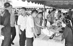  ??  ?? Some youths register themselves for national service in Sibu Town.