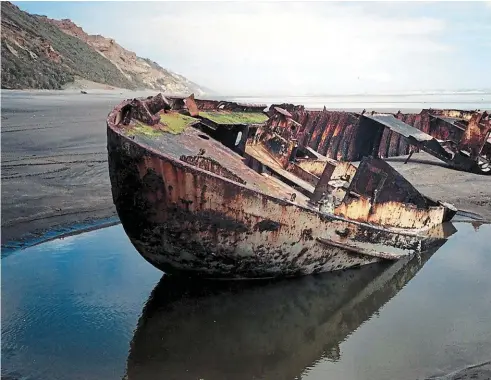  ?? ?? L’« Askoy » s’est enfoncé quatorze ans durant dans les sables de la plage de Baylys, en Nouvelle-Zélande.