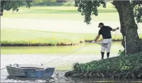  ?? FOTO: GETTY ?? Imagen inaudita en golf:
Sjöholm usó una barca para llegar a su bola en el Hero Open