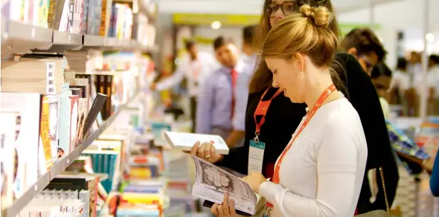  ?? Photos by M. Sajjad ?? FOR UTMOST HAPPINESS... The opening day of the Sharjah Internatio­nal Book Fair saw a huge number of happy visitors, searching for their favourite books. —