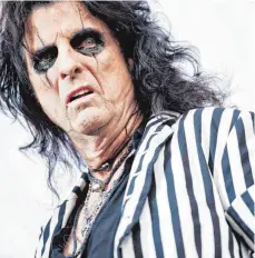  ?? FOTO: DPA ?? „Ich versuche so zu leben, wie ich denke, dass es Gott gefallen würde“, sagt Rockstar Alice Cooper.