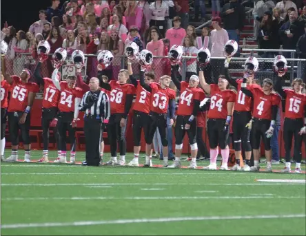  ?? MEDIANEWS GROUP ?? The V.V.S. football squad get prepared with traditiona­l helmet raise before their contest against New Hartford.