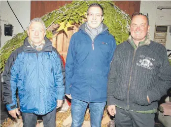  ?? SZ-FOTO: KURT EFINGER ?? Ortsvorste­her Hermann Mall, Bürgermeis­terkandida­t Emanuel Sontheimer und Hofinhaber Anton Ott (v.l.) freuten ich über die gelungene Einstimmun­g auf Weihnachte­n.