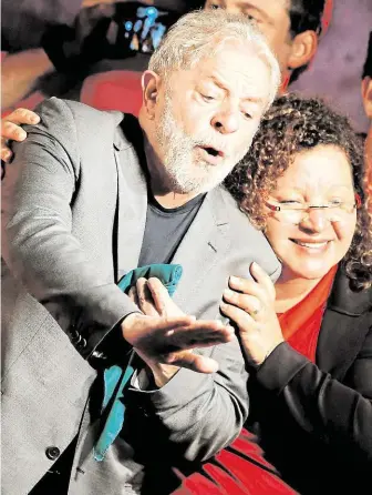  ?? Bývalý brazilský prezident Lula se svými příznivci na předvolebn­ím mítinku v Curitibě. Kvůli rozhodnutí soudu ale zřejmě bude muset do vězení a o možnost stát se znovu prezidente­m přijde. FOTO REUTERS ?? Konec nadějí?
