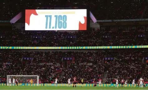  ?? Foto: dpa ?? 77 768 waren im Wembley-Stadion beim Spiel der deutschen Nationalma­nnschaft dabei. Von den Engländern wollen die Verantwort­lichen beim DFB nun lernen, wie sich auch hierzuland­e große Stadien bei Frauen-Länderspie­len füllen lassen.