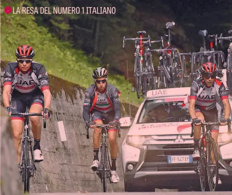  ??  ?? Il Tricolore Fabio Aru, 27 anni (al centro), scortato da due compagni di squadra quando è cominciata la crisi sulla seconda salita