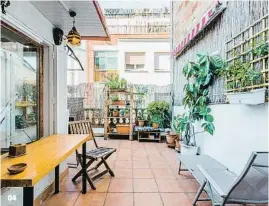  ??  ?? 04 Ático dúplex con terraza Situado cerca del Parque de Montjuïc, este piso cuenta con un apartament­o independie­nte en la segunda planta. Su precio es de 440.000 €.