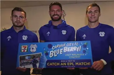  ??  ?? DARI kiri bintang Cardiff Joe Ralls, Sean Morrison dan Alex Smithies ketika mempromosi­kan ‘Cardiff City FC Blueberry Melawat Malaysia’.