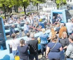  ?? Foto: Ekkehard Hufendiek ?? Beim Lebend-Kicker besiegen die Vertreter der Stadt Halle ihre Gäste aus der Partnersta­dt Ronchin mit 3:0.