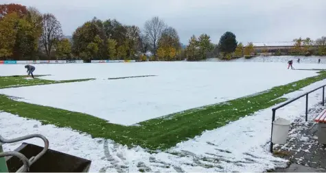  ?? Foto: SG Wörleschwa­ng ?? Vergeblich mühten sich die Spieler der SG Wörleschwa­ng, um den Platz für das Spitzenspi­el gegen den TSV Ellgau vom Schnee zu befreien. Nach zweieinhal­b Stunden schippen musste man dann schließlic­h doch kapitulier­en und die Partie absagen, da nur der halbe Platz geschafft war.