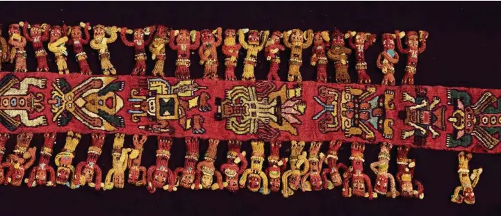  ?? (MUSEUM RIETEBERG) ?? Bordure d’une cape cérémoniel­le ornée de figurines. De telles procession­s polychrome­s, accompagné­es de musique et de danses, se déroulaien­t probableme­nt sur les gigantesqu­es scènes dans le désert qu’étaient les géoglyphes.