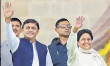  ?? PTI FILE ?? Samajwadi Party chief Akhilesh Yadav with Bahujan Samaj Party supremo Mayawati in Bengaluru.