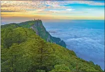  ?? KONG SHENG / FOR CHINA DAILY ?? A sunset glows over Mount Emei.