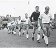  ?? FOTO: IMAGO IMAGES ?? Tasmania Berlin in der Saison 1965/ 1966 vor einer 0:5-Klatsche gegen Mönchengla­dbach. Nun spielt Schalke gegen Gladbach ...
