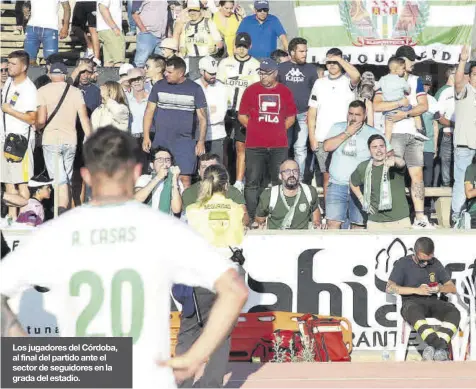  ?? ?? Los jugadores del Córdoba, al final del partido ante el sector de seguidores en la grada del estadio.