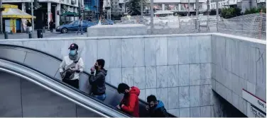  ?? Agence France-presse ?? ↑
Migrants come out of a metro station in Athens,, Greece, on Wednesday.