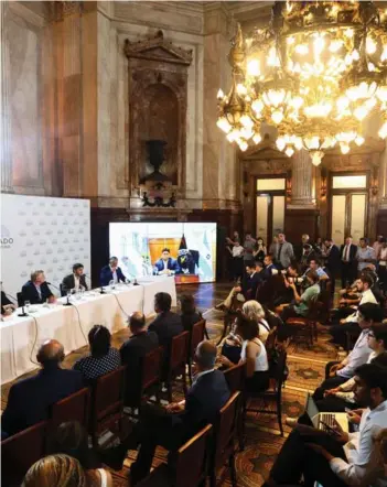  ?? ?? ► Los gobernador­es argentinos en conferenci­a en el Congreso, en Buenos Aires.