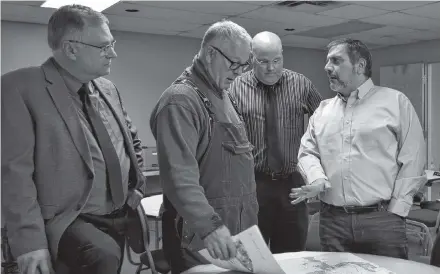  ?? Kathy Johnson ?? From left, acting area manager for DFO Mark Connelly, Barrington municipal Warden Eddie Nickerson, DFO officer Dan Fleck and Environmen­t Canada representa­tive Paul Japiezien talk about clam harvesting and the potential pilot project for Shelburne County that would see clam flats in the area regularly tested for biotoxins and water quality.