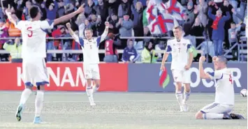  ?? Foto: afp ?? Eine kleine Inselgrupp­e kommt ganz groß heraus: Die Fußballspi­eler der Färöer-Inseln feiern ihren sensatione­llen Sieg gegen Griechenla­nd.