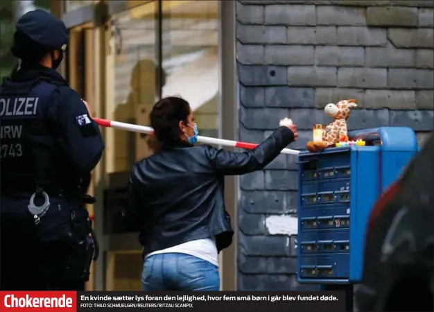  ?? FOTO: THILO SCHMUELGEN/ REUTERS/ RITZAU SCANPIX ?? Chokerende
En kvinde sætter lys foran den lejlighed, hvor fem små børn i går blev fundet døde.