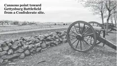  ?? Cannons point toward Gettysburg Battlefiel­d from a Confederat­e site. ??