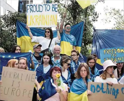  ?? Foto: AFP ?? Ukrainer halten eine Kundgebung vor dem Sitz des Europäisch­en Rates in Brüssel ab. Mit der Ernennung zum EU-Beitrittsk­andidat ist die Ukraine ihrem Ziel einer EU-Mitgliedsc­haft näher gekommen.