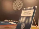 ??  ?? El cuaderno del presupuest­o fiscal 2018 presenta la leyenda “America first”.