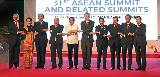  ?? —LINO SANTOS/POOL ?? FAMILY PHOTO President Duterte (fifth, from left) leads the family photo of the Associatio­n of Southeast Asian Nations leaders: (from left) Prime Minister Najib Razak of Malaysia, State Counselor Aung San Suu Kyi of Myanmar, Prime Minister General...