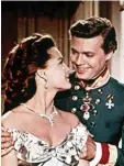  ??  ?? Ein schönes Paar: Karlheinz Böhm 1956 als Kaiser Franz Joseph mit der jungen Kaiserin Sissi (Romy Schneider).