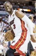  ??  ?? WADE HACE un gesto de dolor al resentirse la rodilla.