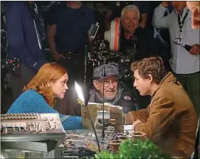  ??  ?? Olivia Cooke et Tye Sheridan autour de Steven Spielberg, durant le tournage.