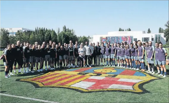  ?? FOTO: PEP MORATA ?? Una foto para la historiaEl equipo masculino y el femenino del Barça posaron conjuntame­nte en las instalacio­nes de Nike, a las afueras de Portland, ante el escudo del club