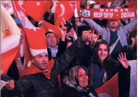  ?? (Photo AFP) ?? Les supporters du parti islamo-conservate­ur (AKP) au pouvoir ont célébré la victoire du « oui » au renforceme­nt des pouvoirs du président Erdogan hier à Ankara.