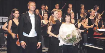  ?? FOTO: VERA ROMEU ?? Dirigent Ludwig Schmalhofe­r und Pianistin Claire Huangci springen ein und lassen das Konzert des Internatio­nal Regions Symphony Orchestras in der Stadthalle zu einem Erfolg werden.