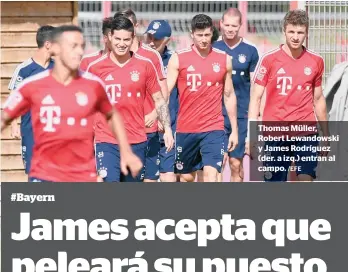  ?? /EFE ?? Thomas Müller, Robert Lewandowsk­i y James Rodríguez (der. a izq.) entran al campo.