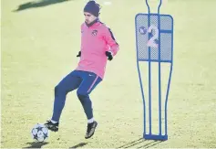  ??  ?? Atletico Madrid’s French forward Antoine Griezmann takes part in a training session at Atletico de Madrid’s sport city in Majadahond­a. — AFP photo