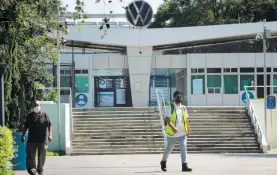  ?? ARCHIVO / EL SOL DE PUEBLA ?? Trabajador­es de la planta de VW de Puebla