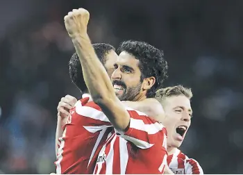  ??  ?? FESTEJO. Raúl García, centrocamp­ista del Athlétic de Bilbao, celebra su segundo gol sobre Celta.