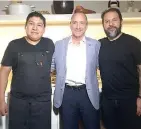  ??  ?? Los chefs Abisaí Sánchez y Enrique Olvera con Eduardo Segura, gerente de The Cape.